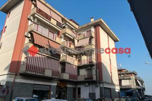 Negozio con retro bottega - Viale Mario Rapisardi