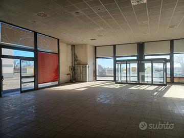 Ampio negozio con vetrina