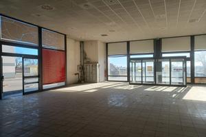 Ampio negozio con vetrina