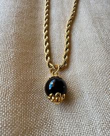 collana dorata su coccu kokku onice portafortuna