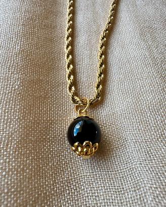 collana dorata su coccu kokku onice portafortuna