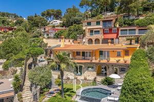 Villa di 285 m² con più di 5 locali e box auto dop