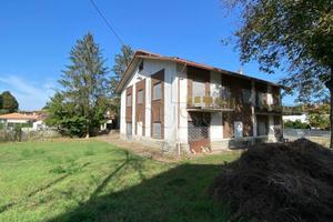 Casa indipendente di 150 m² con 4 locali e box aut