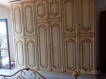 Armadio a 6 ante in legno. Stile veneziano