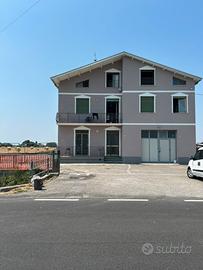 Casa bifamiliare con capannone