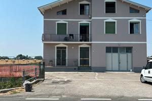 Casa bifamiliare con capannone