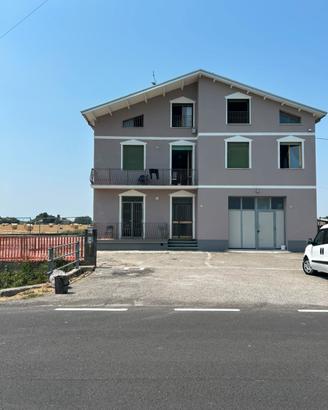 Casa bifamiliare con capannone