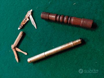 LOTTO DI QUATTRO ANTICHI OGGETTI DA SCRIVANIA 