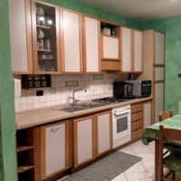 Cucina legno massello e laminato + tavolo e sedie