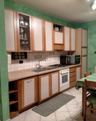 Cucina legno massello e laminato + tavolo e sedie