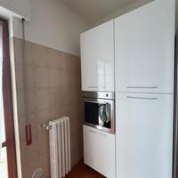 Cucina con elettrodomestici