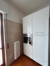 Cucina con elettrodomestici