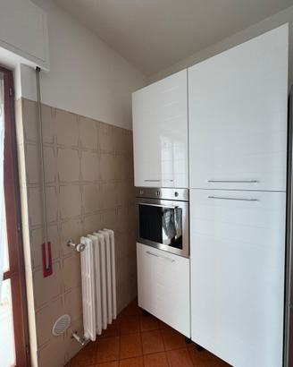 Cucina con elettrodomestici