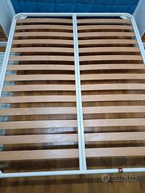 Doga in legno per letto matrimoniale.