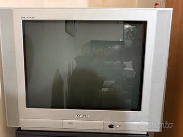 Televisore TV a  schermo piatto a colori