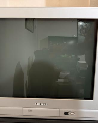 Televisore TV a  schermo piatto a colori