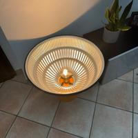 Lampada di design artigianale con tavolino