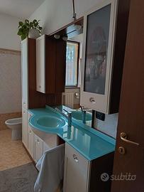 Mobile bagno con top verde acqua molto capiente