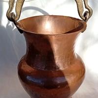 Antico secchio o paiolo in rame lavorato a mano 