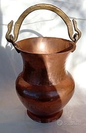 Antico secchio o paiolo in rame lavorato a mano 