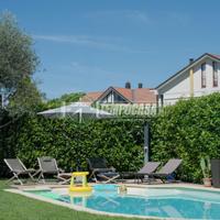 VILLA BIFAMILIARE CON PISCINA