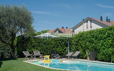 VILLA BIFAMILIARE CON PISCINA