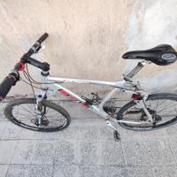 mountain-bike marca GT biammortizzata