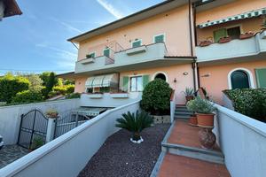 VILLA A SCHIERA A QUARRATA