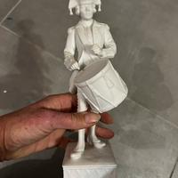 Statuetta di tamburino in ceramica