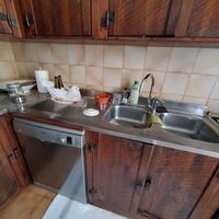 cucina in legno castagno con tavolo e sedie