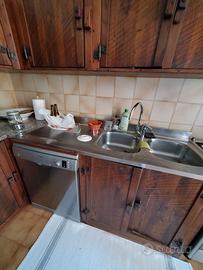 cucina in legno castagno con tavolo e sedie