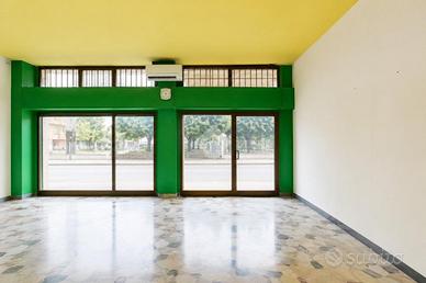 NEGOZIO A CAPRIATE SAN GERVASIO