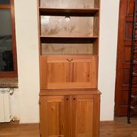 Mobile in legno con cassetti e mensole