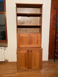 Mobile in legno con cassetti e mensole