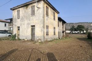 Immobile da ristrutturare con terrendo edificabile