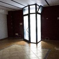 Vetrina con porta per locale commerciale