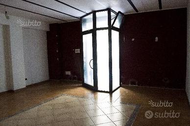 Vetrina con porta per locale commerciale