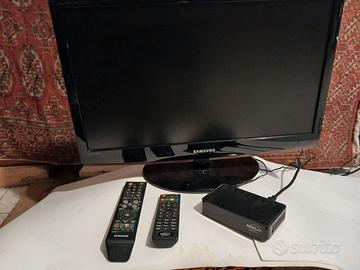 Televisore Samsung con decoder e telecomandi