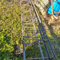 portabiciclette ferro con zanche ancoraggio