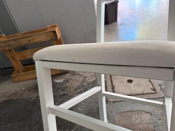 Sedie in legno con seduta in pelle sintetica