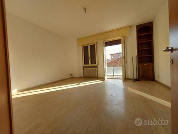 Centro ampio con posto auto