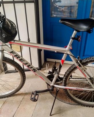 bicicletta Mountain bike cambio e freni Shimano