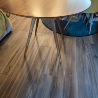   Tavolo di legno   in buone condizioni 