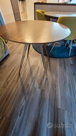   Tavolo di legno   in buone condizioni 