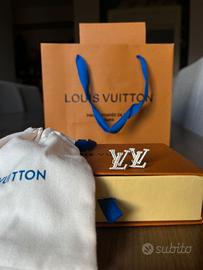 Orecchini Louis Vuitton LV color oro con cristalli