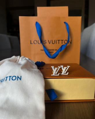 Orecchini Louis Vuitton LV color oro con cristalli