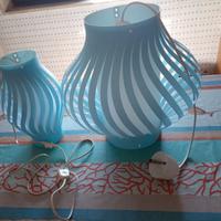 Lampadario e lampada da comodino azzurri completi.