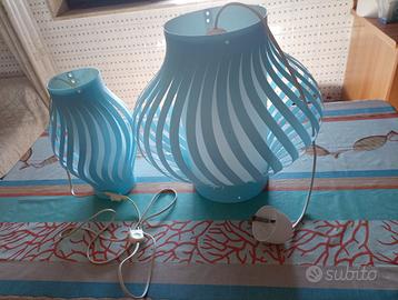 Lampadario e lampada da comodino azzurri completi.
