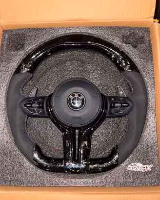 Volante BMW in nappa, carbonio forgiato e LED