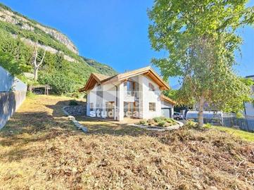 Casa indipendente di 150 m² con 5 locali e box aut